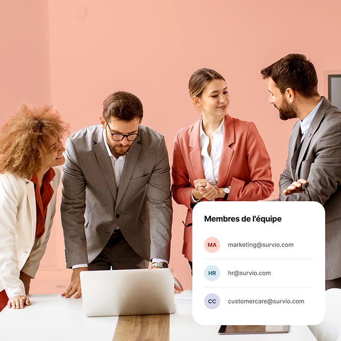 Les membres de l'équipe consultent les résultats de l'enquête lors d'une réunion d'entreprise