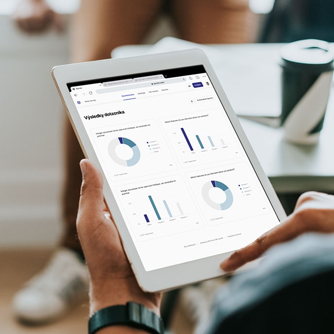 Tablet zobrazujúci výsledky prieskumu na BI dashboarde