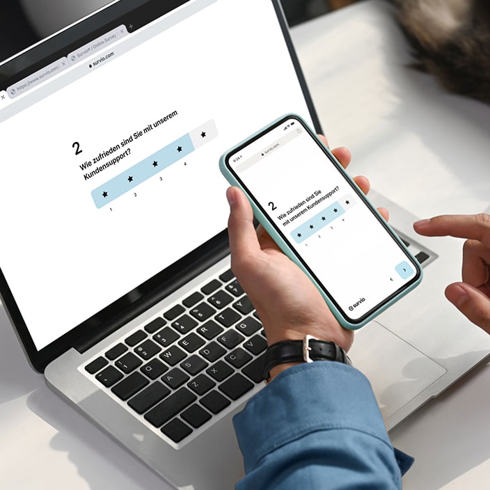 Sternchen-Skala-Frage auf Laptop und Handy, die das responsive Design der Survio-Umfrageplattform demonstriert