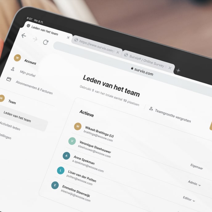 Tablet met de teambeheeromgeving in de enquêtesoftware